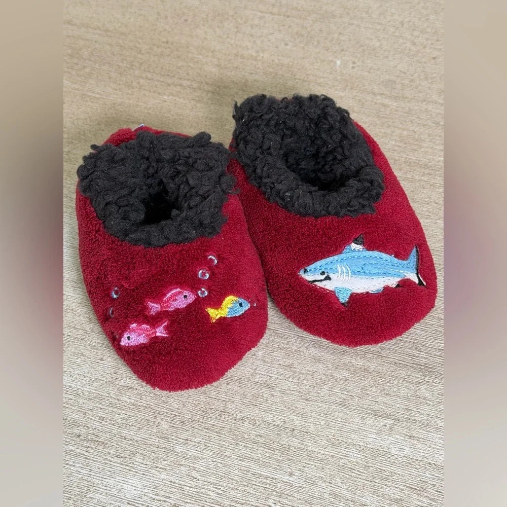 Snoozies Slippers Red Maroon Black Baby Booties Shark Fish Fleece Baby 3-6 Month